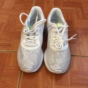 New Size 7 Women Nike white